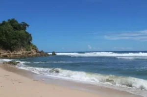 Pantai Pacar, Dua Keindahan Alam yang Berbeda dalam Satu Tempat